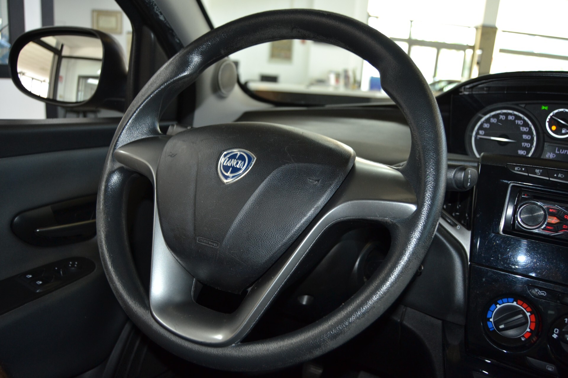 Lancia Ypsilon 0.9 TwinAir 85 CV 5 porte Metano Ecochic Elefantino