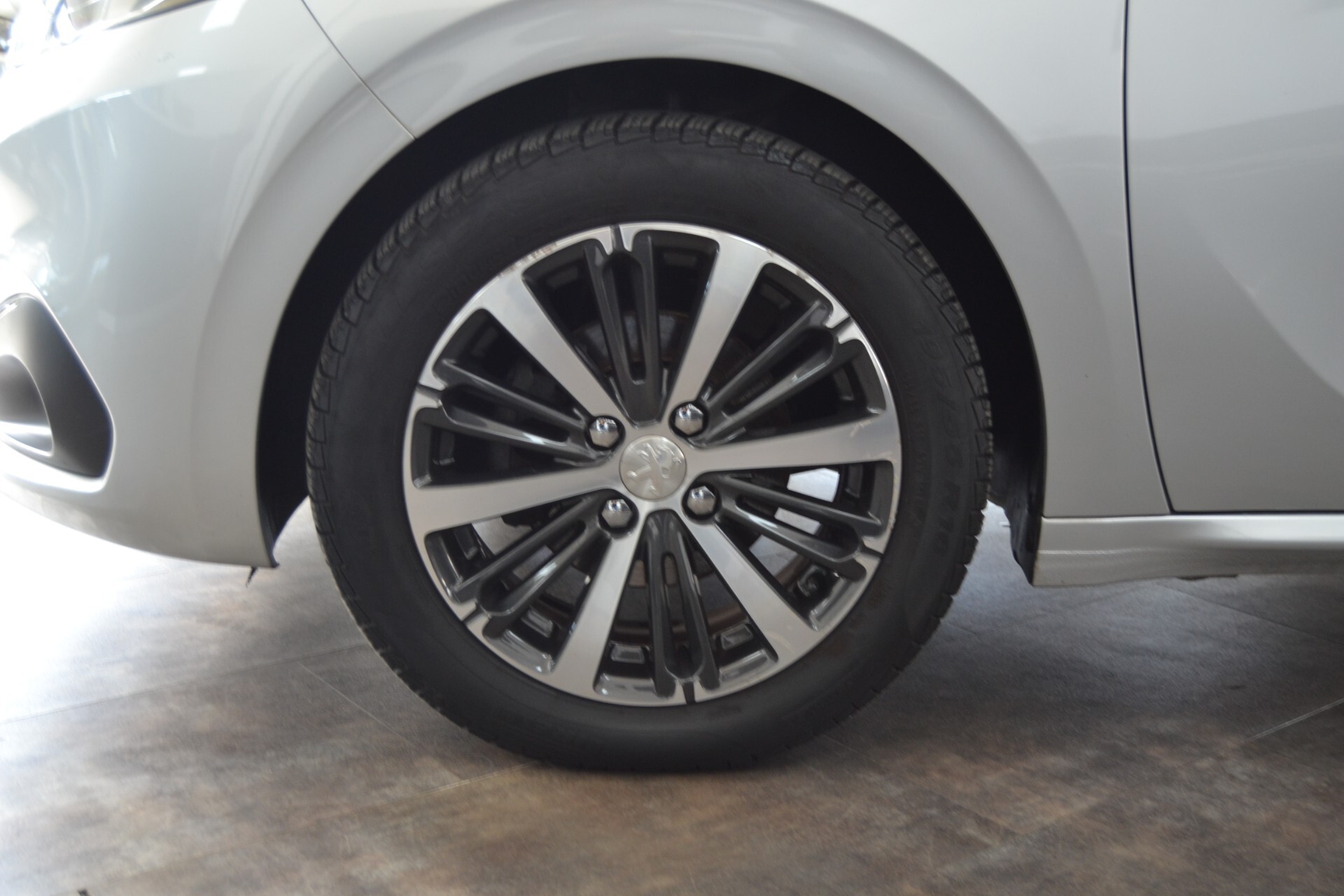 Peugeot 208 BlueHDi 75 5P Allure Navi/UniPRO/KMDOC