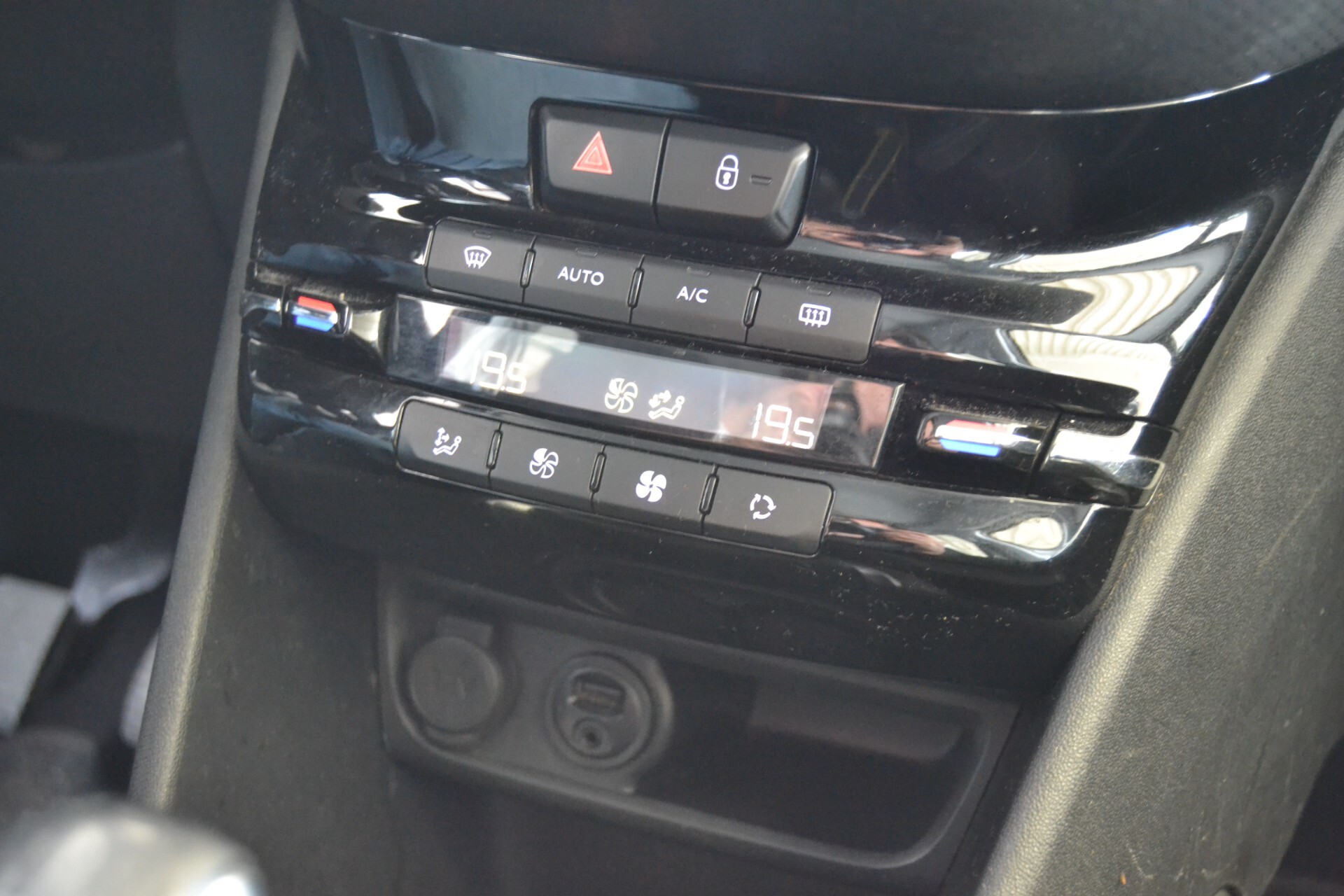 Peugeot 208 BlueHDi 75 5P Allure Navi/UniPRO/KMDOC