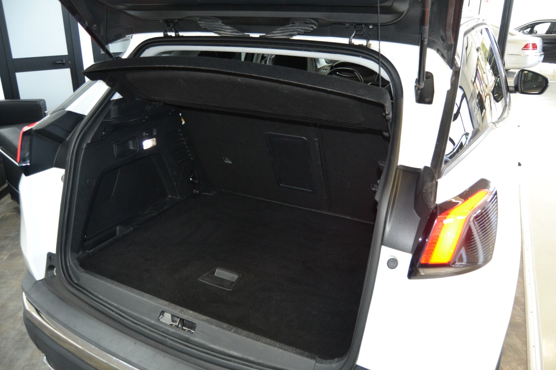 Peugeot 3008 BlueHDi 120 EAT6 Allure Navi/Cruise/KMDOC