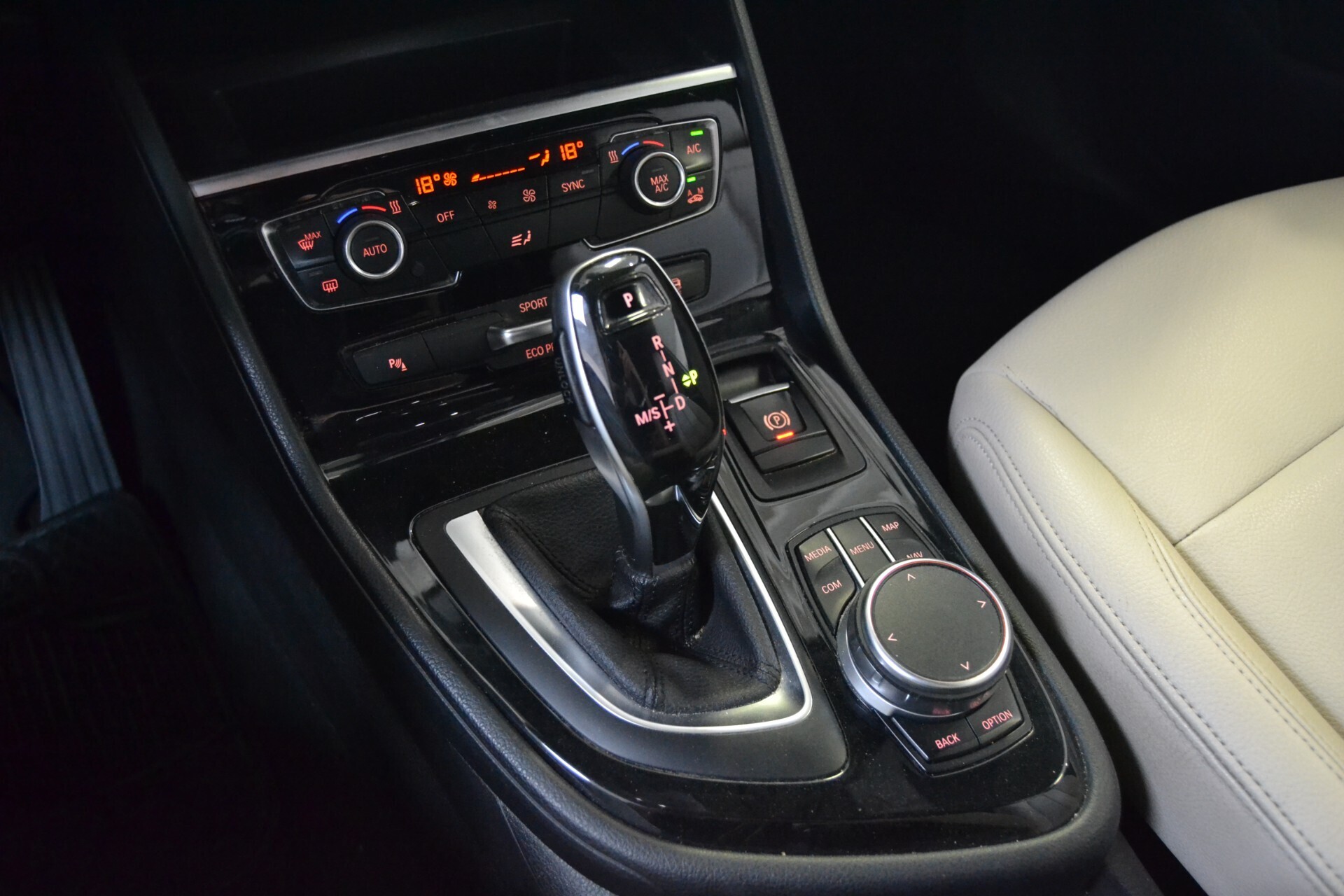 Bmw 216D ActiveTourer Luxury Auto/Navi/Pelle/Xenon