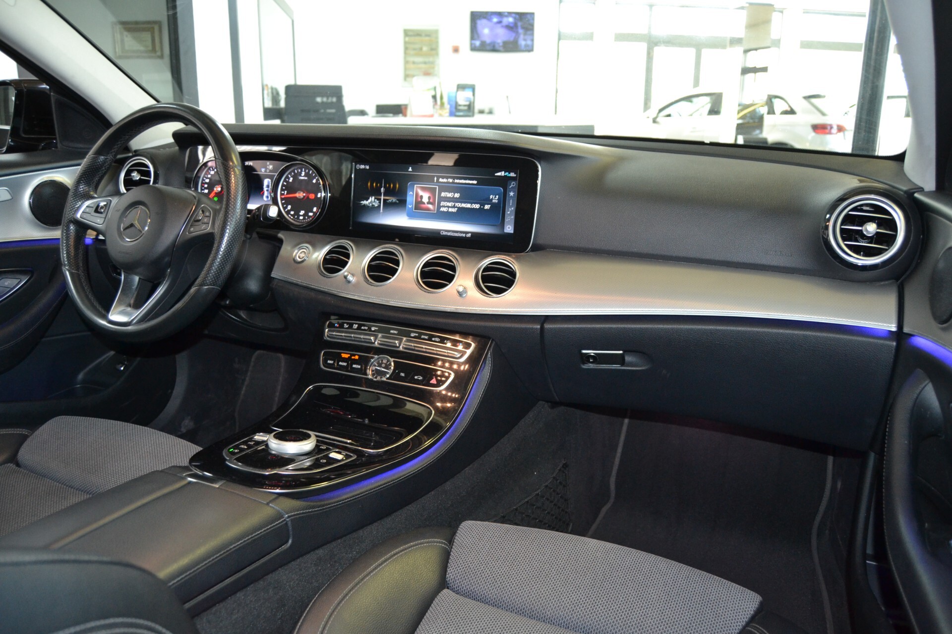 Mercedes E 220D Premium TETTO/Navi/Pelle/9G