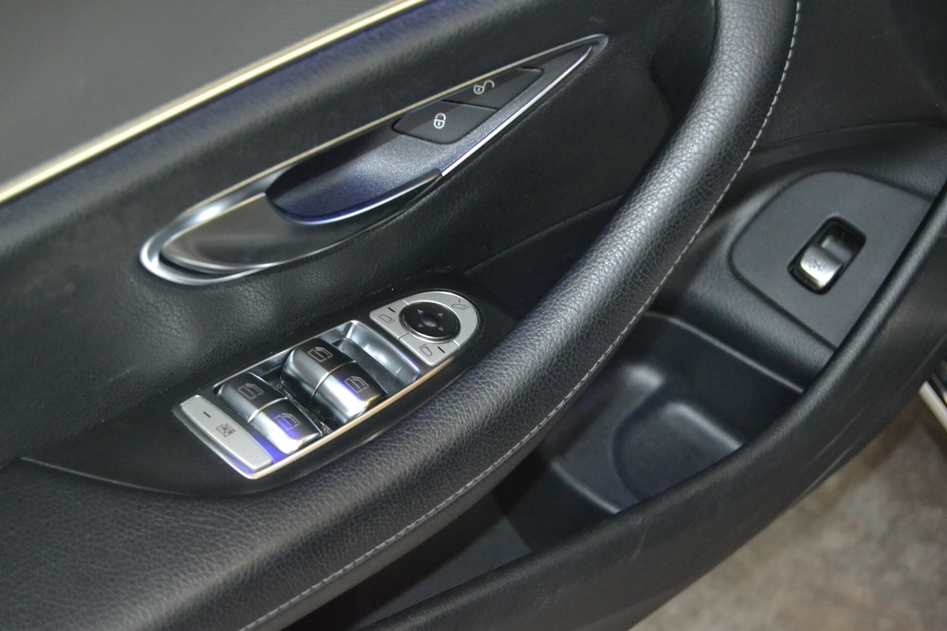 Mercedes E 220D Premium TETTO/Navi/Pelle/9G