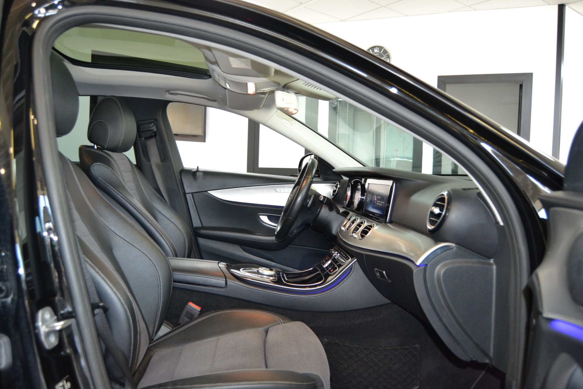 Mercedes E 220D Premium TETTO/Navi/Pelle/9G