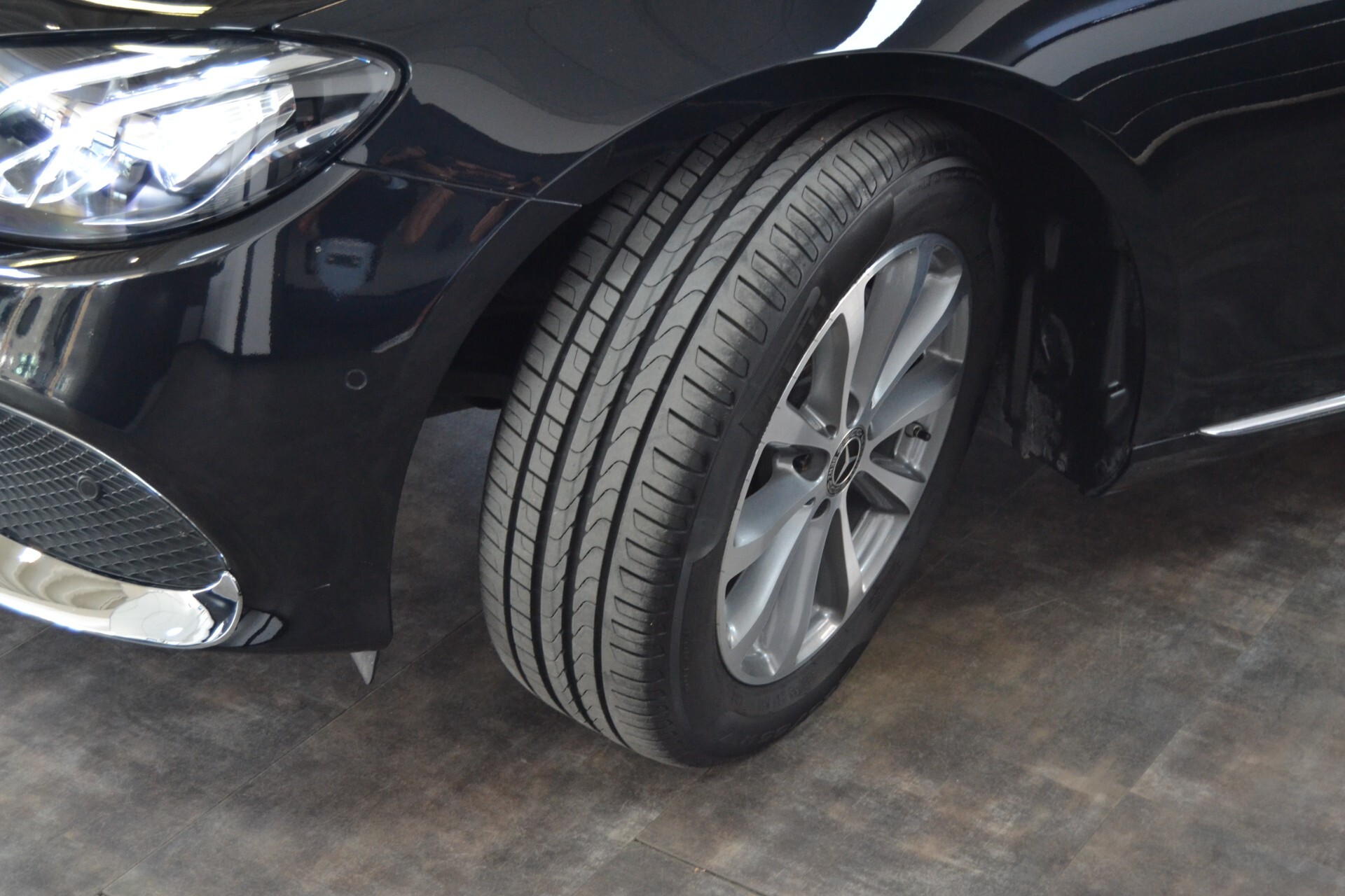 Mercedes E 220D Premium TETTO/Navi/Pelle/9G
